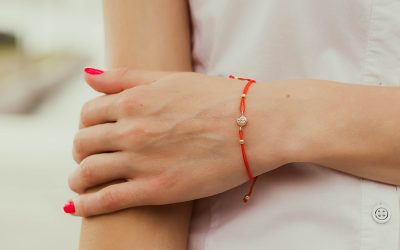 Што значи кога крстените христијани носат црвен конец околу раката?