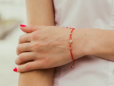 Што значи кога крстените христијани носат црвен конец околу раката?