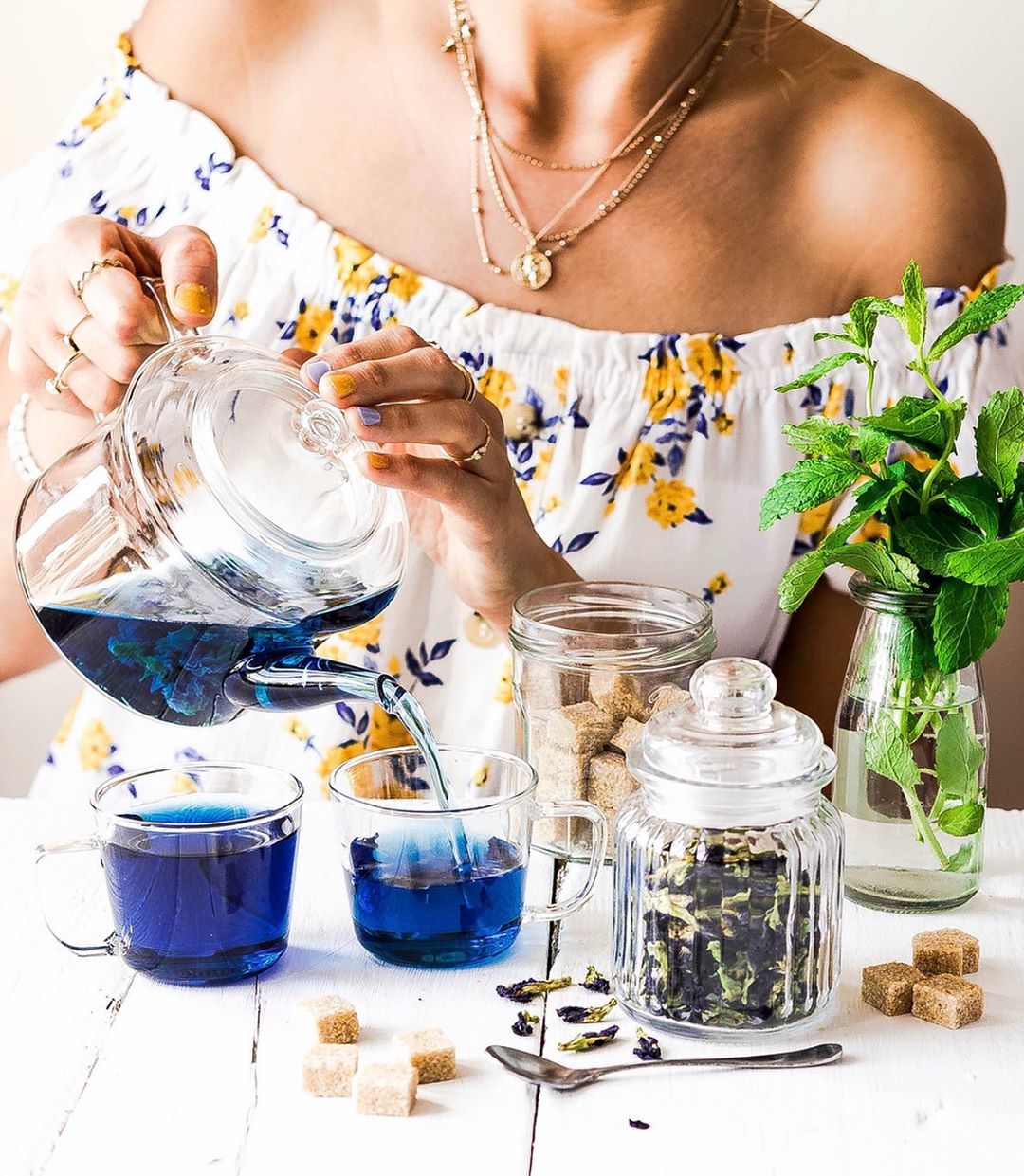 Син чај: Тренд кој ги освои социјалните мрежи