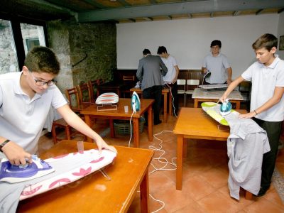 Училиште во Шпанија ги учи момчињата како да пеглаат и шијат