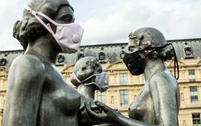 Статуи во Париз носат заштитни маски во знак на протест против загадениот воздух