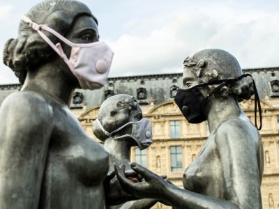 Статуи во Париз носат заштитни маски во знак на протест против загадениот воздух