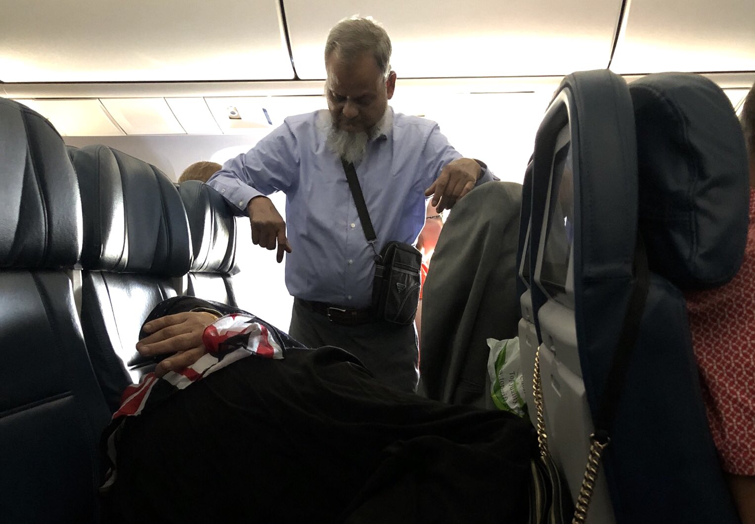 Љубов каква што секоја жена посакува: 6 часа стоел на нога во авион за неговата сопруга да спие