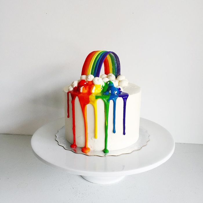 (8)Талентираната слаткарка Дарси работи во слаткарницата „Кејк“ во Канада, која е популарна помеѓу локалните жители по своите уникатни креации на свадбени торти.