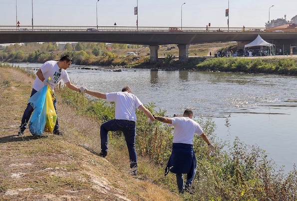 Нова волонтерска еко-акција на Пивара Скопје: Пиварци и пријателите исчистија неколку километри од кејот на Вардар
