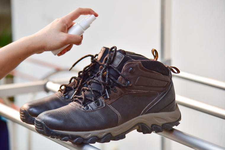 5 природни начини да ја отстраните непријатната миризба од обувките