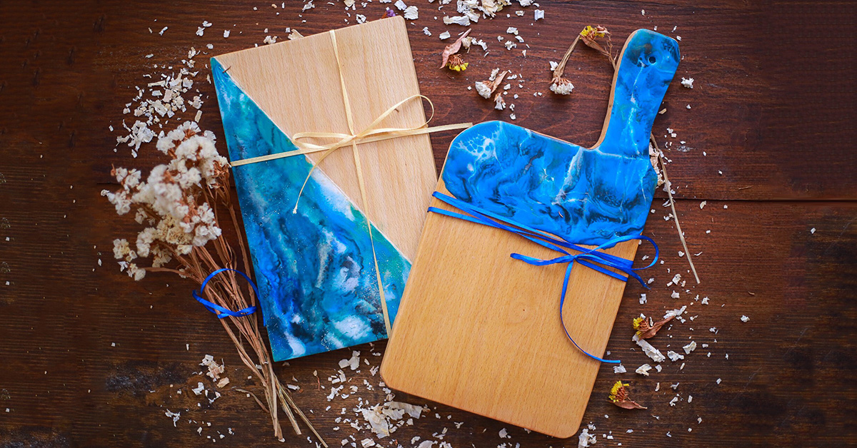 Рачно изработени дрвени даски за сервирање од епоксидна смола – одлично се вклопуваат во сечиј дом