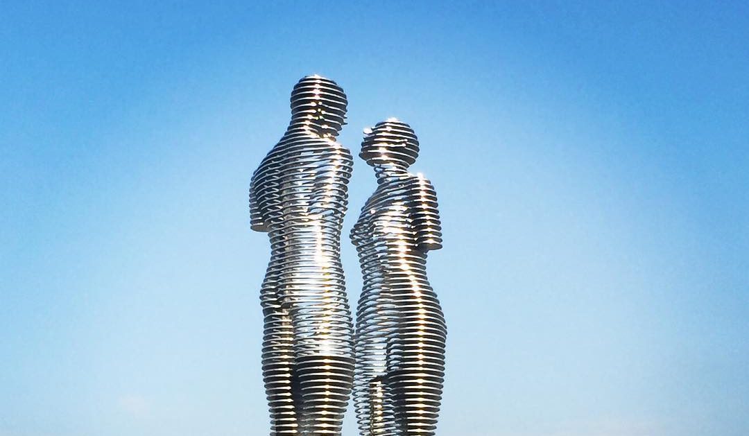 Неверојатната подвижна статуа на Али и Нино ја симболизира трагичната љубов – тие се бакнуваат секојпат кога ќе се разминат