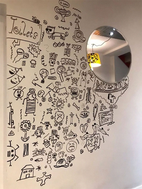 Деветгодишното дете кое правело чкртки на час се вработило како декоратор на ѕидови во ресторан