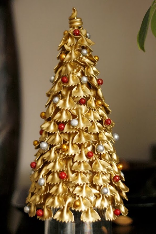 Како да направите новогодишна елка од тестенини?