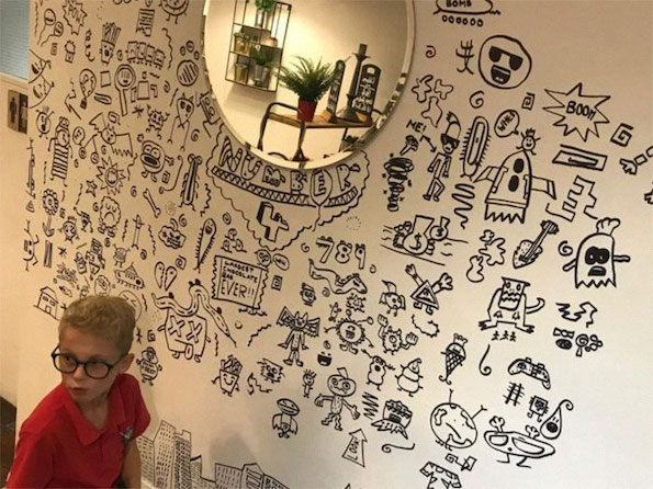 Деветгодишното дете кое правело чкртки на час се вработило како декоратор на ѕидови во ресторан