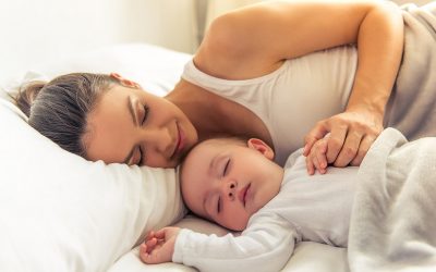 Дали е добро да ги заспивате вашите деца лежејќи покрај нив?