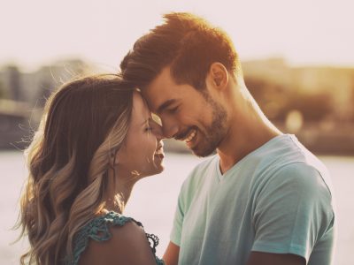 Десет романтични гестови што ќе ја направат вашата врска посилна од кога било