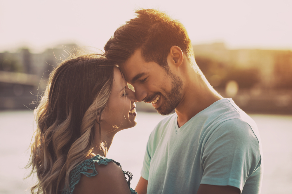 Десет романтични гестови што ќе ја направат вашата врска посилна од кога било
