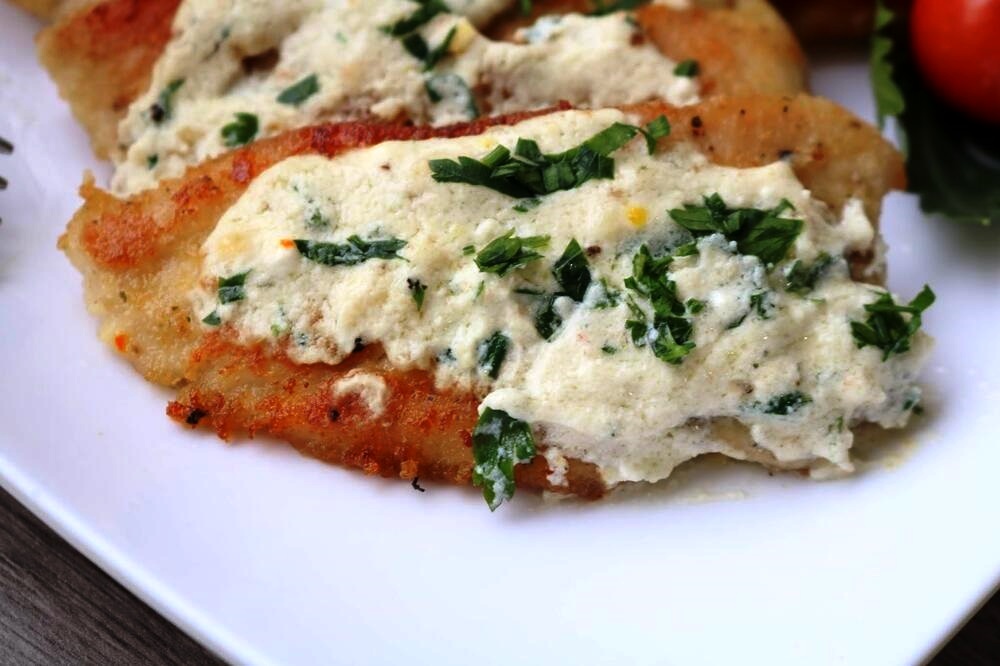 Пилешко со прелив и лук - совршен оброк за многу кратко време