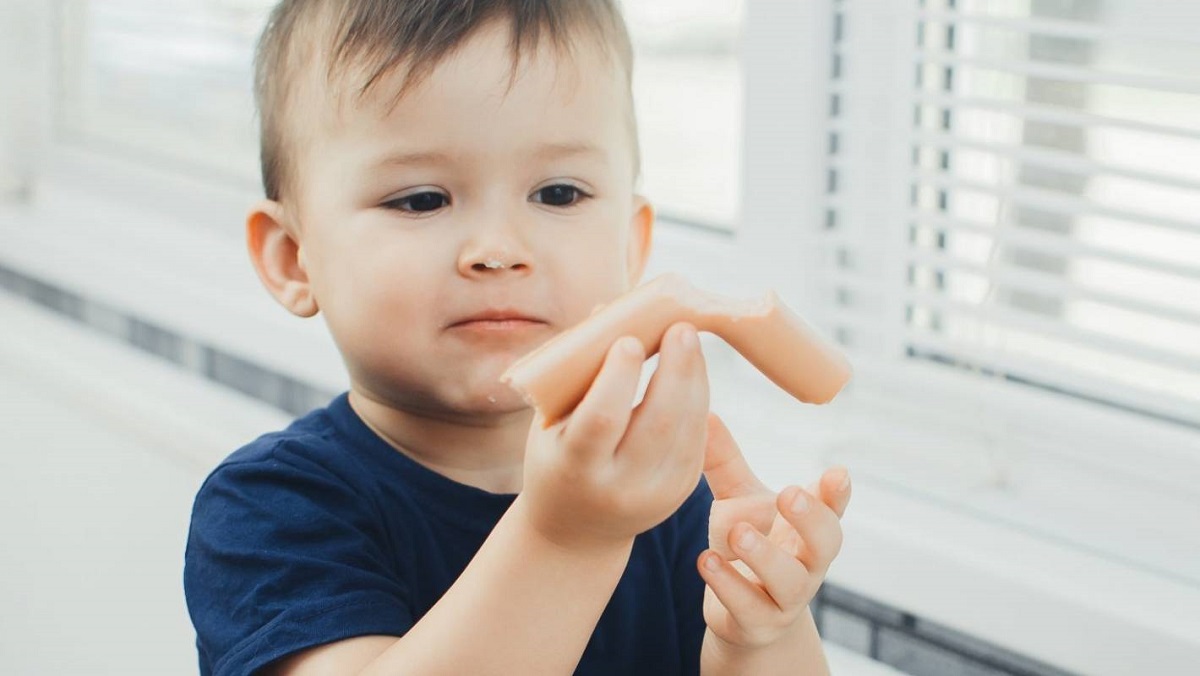 Исхраната на вашите деца е важна: Зошто децата не смеат да јадат колбаси?
