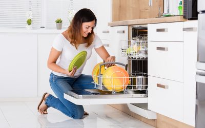 Применете го овој трик при користењето на машината за миење садови за да го спречите насобирањето маснотии