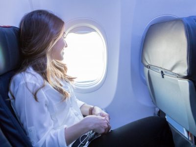 Зошто најголемиот број од седиштата во авионите се сини?