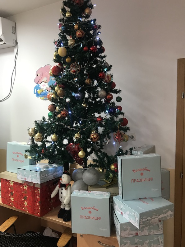 Дрогериите dm донираа новогодишни пакетчиња за деца од Тетово, Битола и Скопје