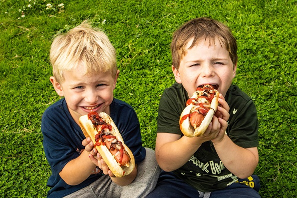 Исхраната на вашите деца е важна: Зошто децата не смеат да јадат колбаси?