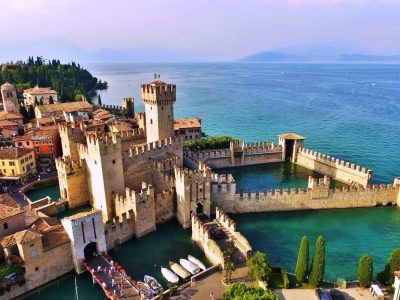 Оваа трвдина е изградена на езеро и е една од најзачуваните во Италија
