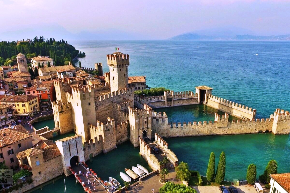 Оваа тврдина е изградена на езеро и е една од најзачуваните во Италија
