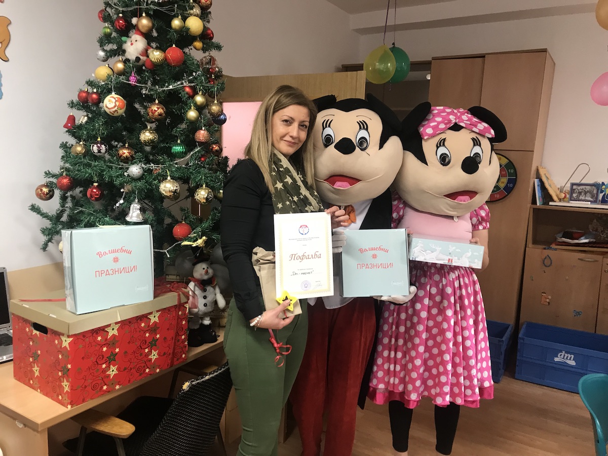 Дрогериите dm донираа новогодишни пакетчиња за деца од Тетово, Битола и Скопје