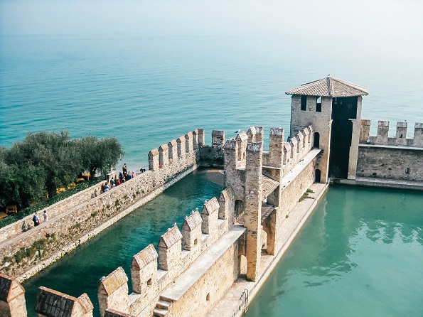 Оваа тврдина е изградена на езеро и е една од најзачуваните во Италија