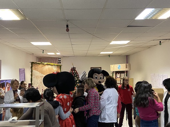 Дрогериите dm донираа новогодишни пакетчиња за деца од Тетово, Битола и Скопје