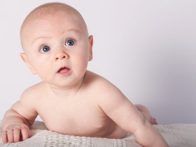Дали треба да се загрижите кога вашето бебе ќе падне од креветот?