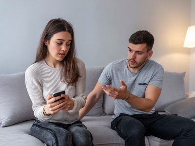 Дигитална злоупотреба: 8 знаци дека вашиот партнер ве контролира на Интернет