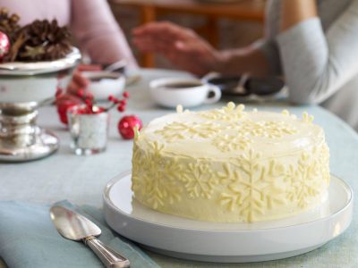 Засладете им го денот на своите блиски со овој неверојатен десерт: Торта „Снегулка“