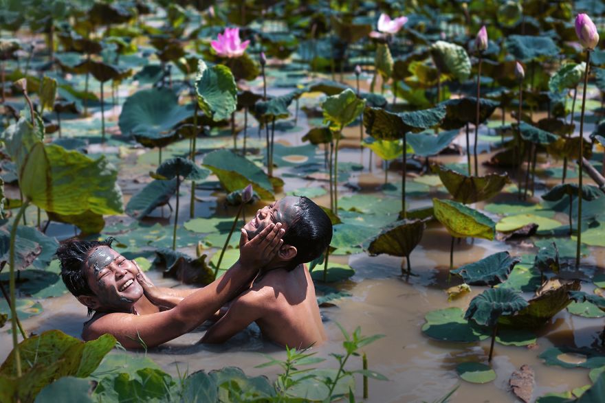 Фотографи од целиот свет одговараат на прашањето „Што е пријателство?“