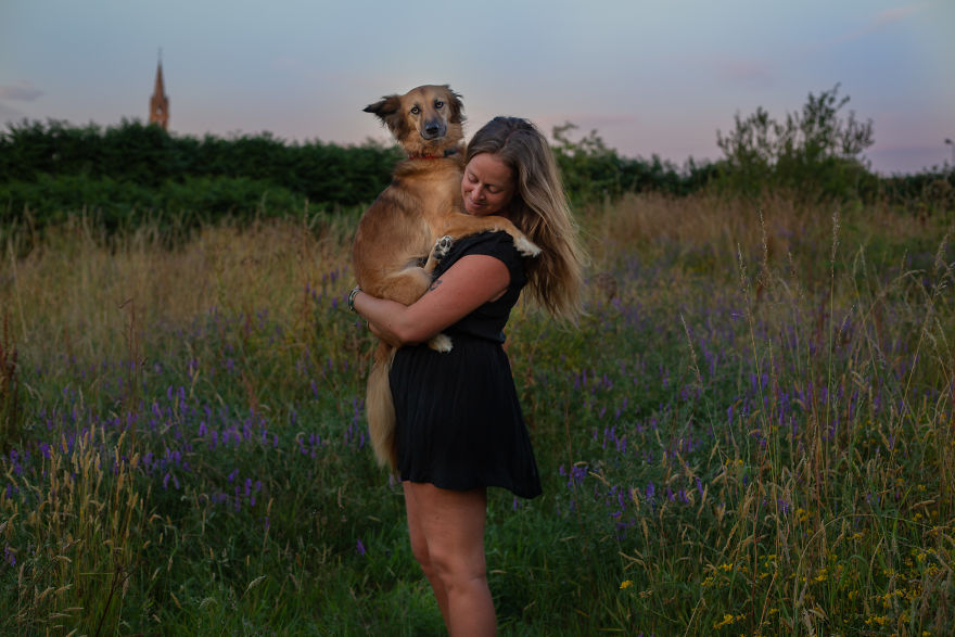 Авантурите на едно посвоено куче што се плаши да пешачи