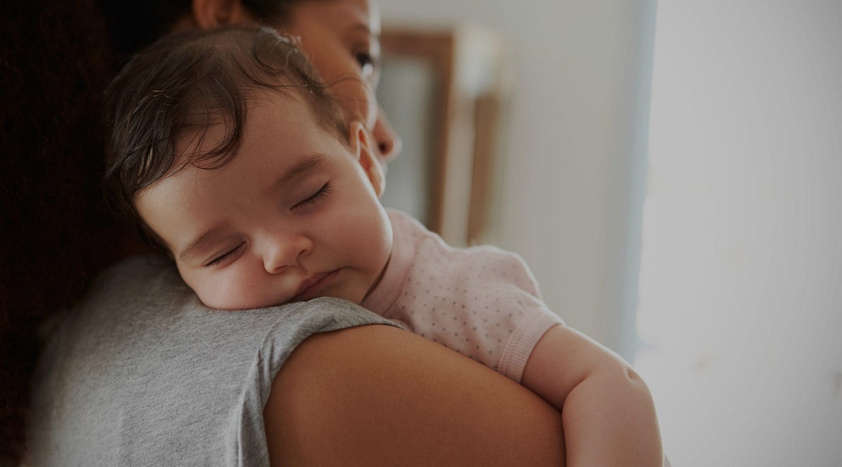 7 мисли што родителите ги имаат додека нивното бебе спие