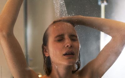 Пристигна одговорот на ова популарно прашање: Кога е подобро да се истуширате?