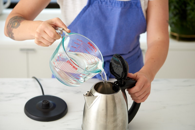 Како да го отстраните бигорот: домашни методи за чистење на електричниот бокал за вода