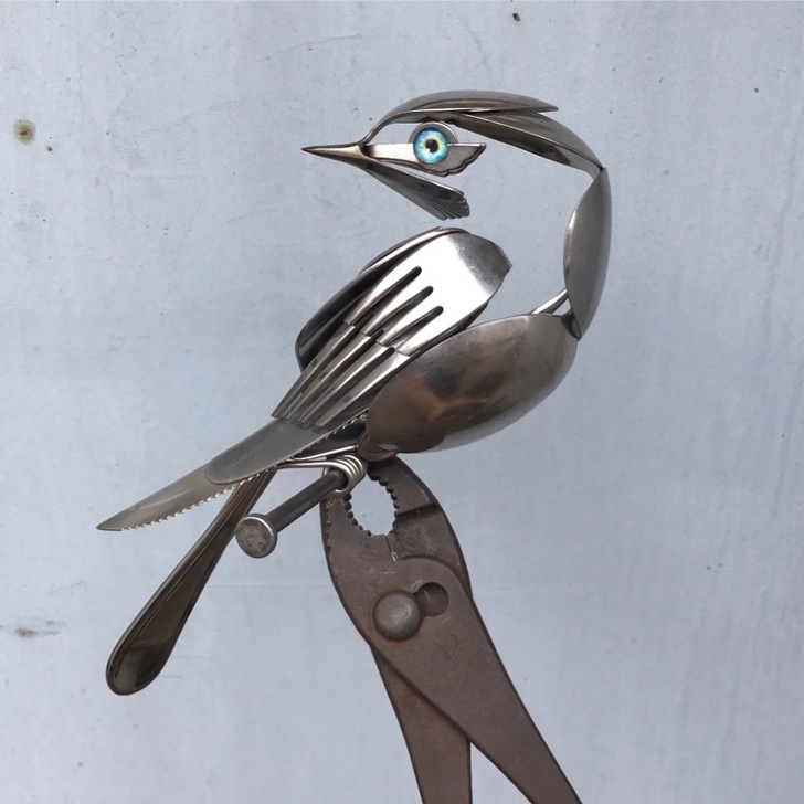 Уметник прави скулптури на животни од рециклирано сребро