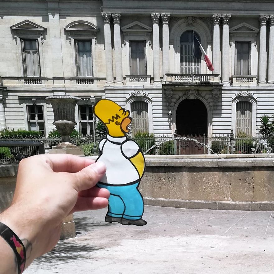 Уметник им додава ликови од цртаните филмови на сивите градови