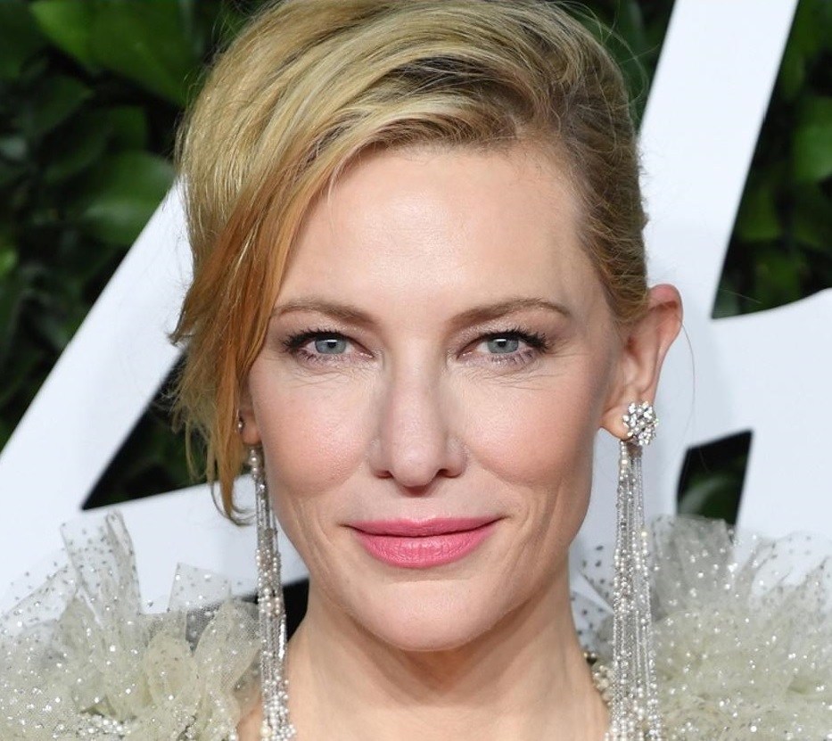 Еден пластичен хирург открива како денес би изгледале познатите актерки, кога природно би старееле