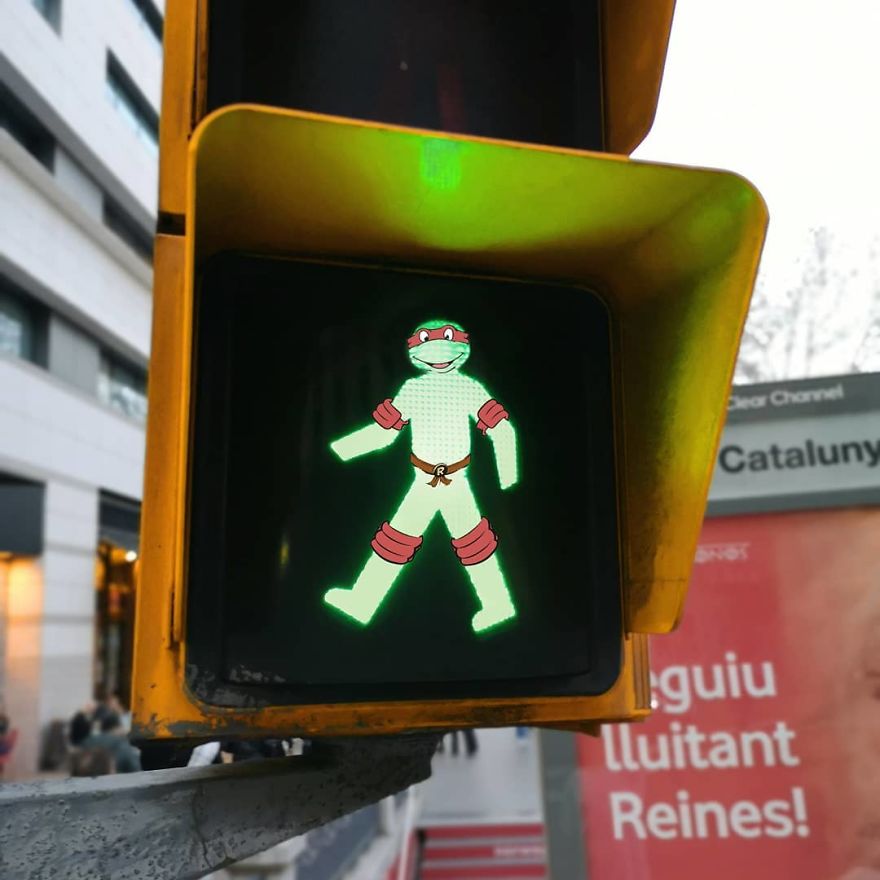 Уметник им додава ликови од цртаните филмови на сивите градови