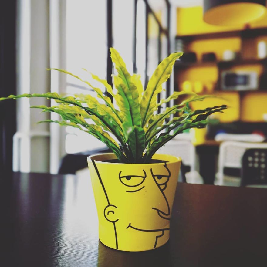 Уметник им додава ликови од цртаните филмови на сивите градови