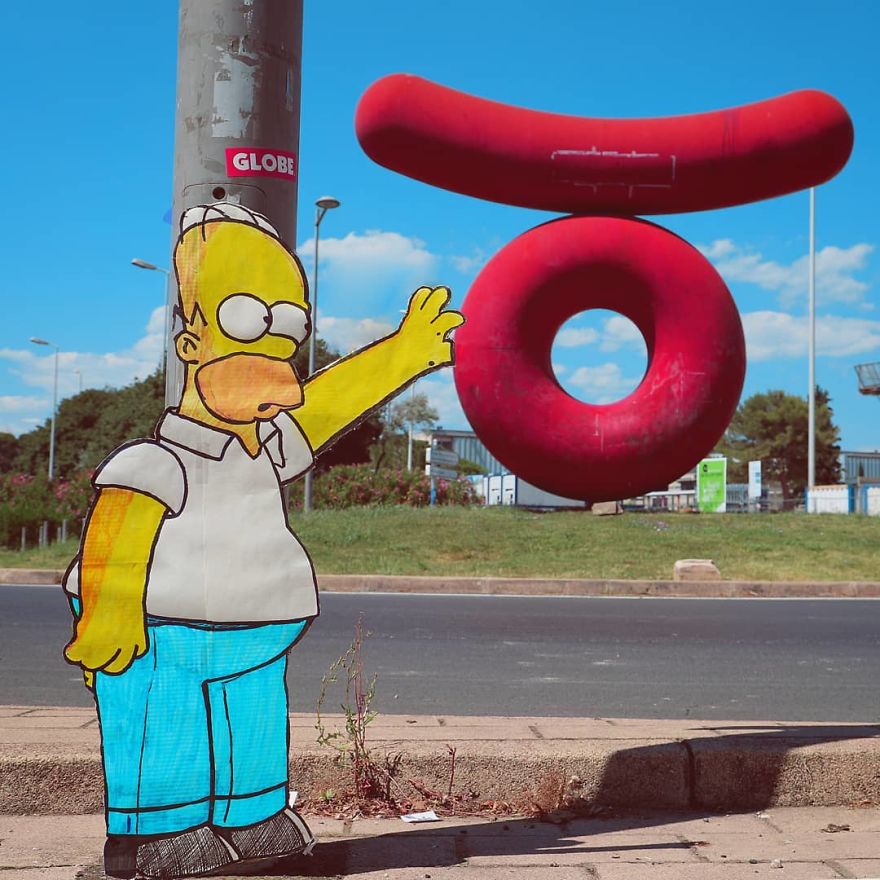 Уметник им додава ликови од цртаните филмови на сивите градови