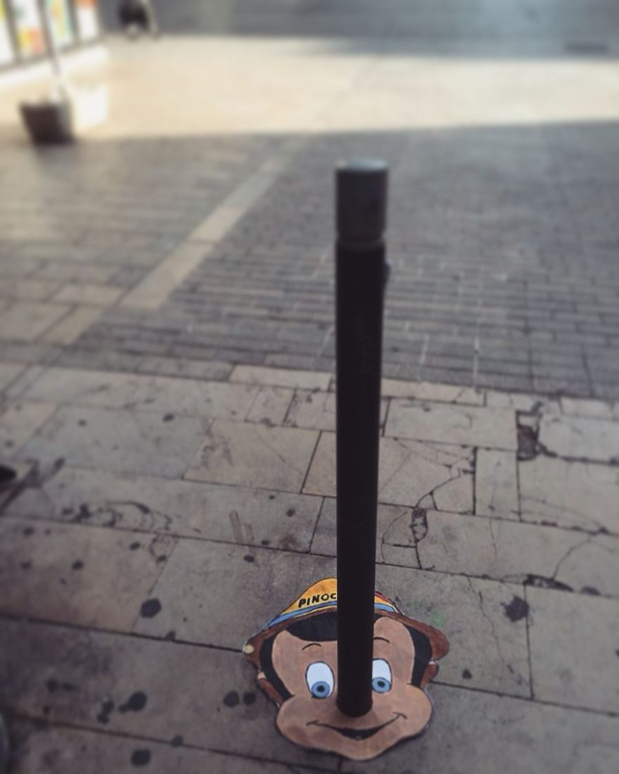 Уметник им додава ликови од цртаните филмови на сивите градови