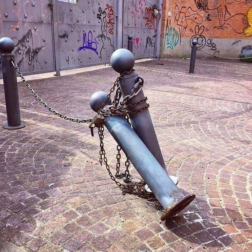 Уметник им додава ликови од цртаните филмови на сивите градови