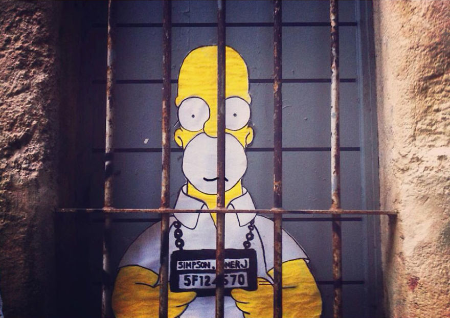 Уметник им додава ликови од цртаните филмови на сивите градови