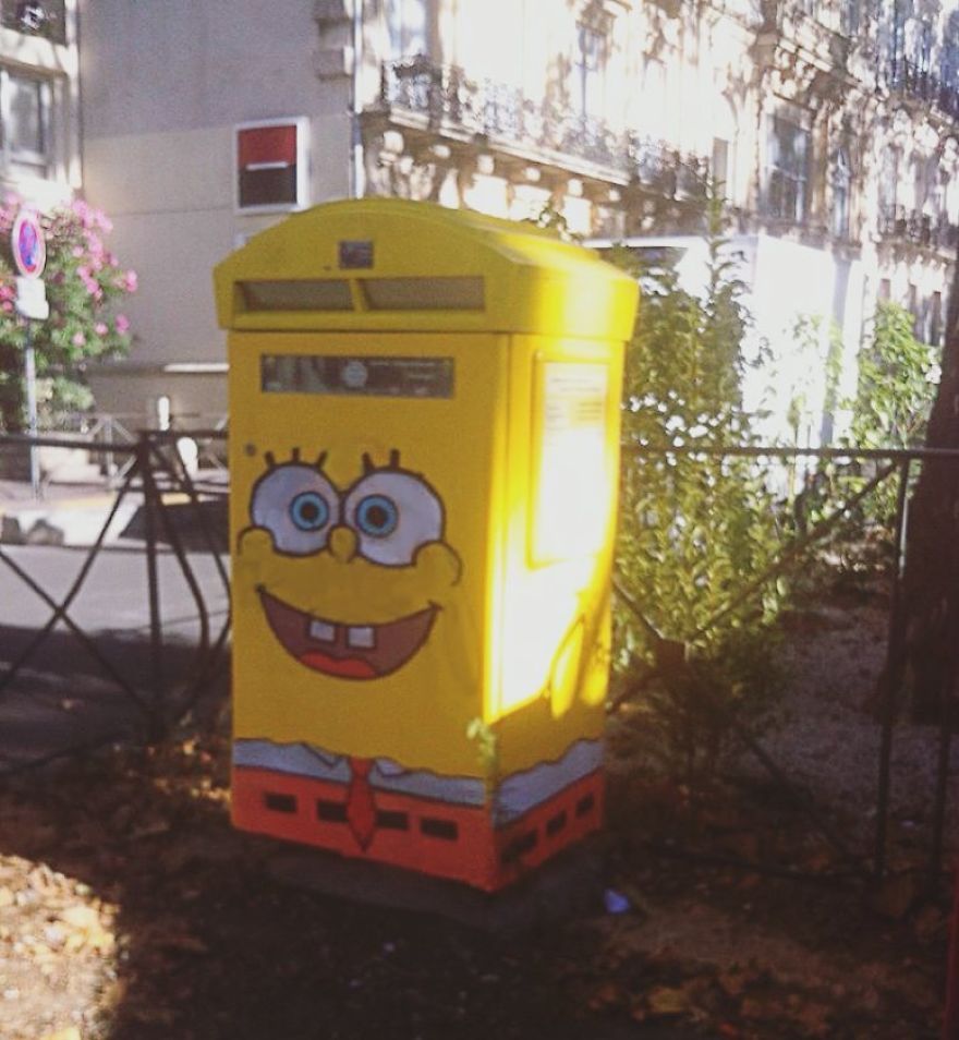 Уметник им додава ликови од цртаните филмови на сивите градови