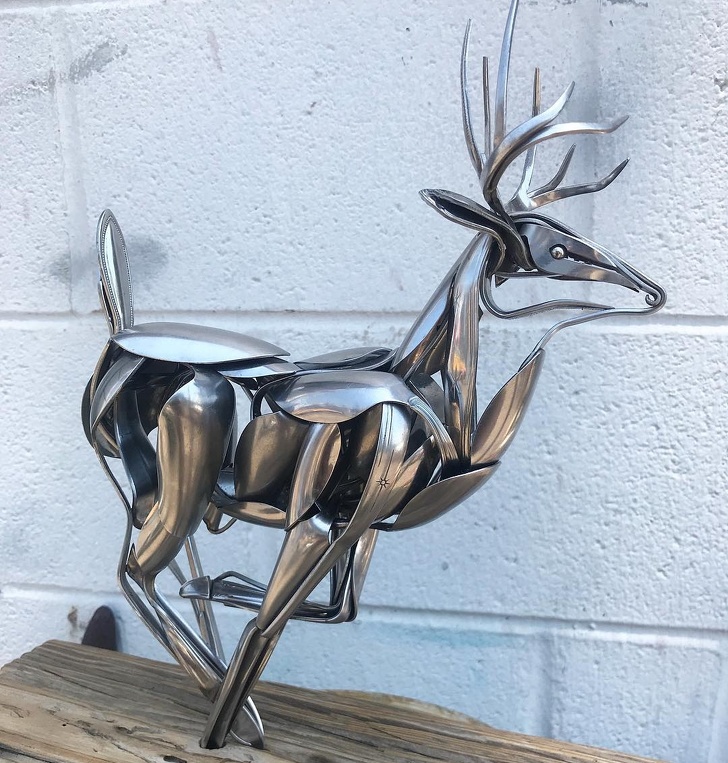 Уметник прави скулптури на животни од рециклирано сребро
