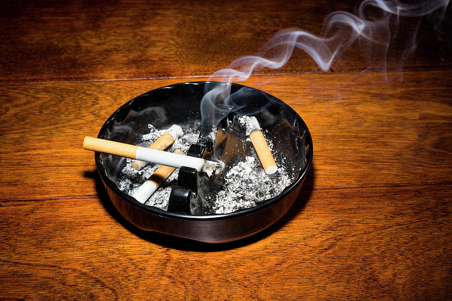 Дали знаете дека цигарата е штетна дури и откако ќе ја изгаснете во пепелникот?