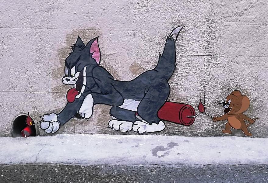 Уметник им додава ликови од цртаните филмови на сивите градови